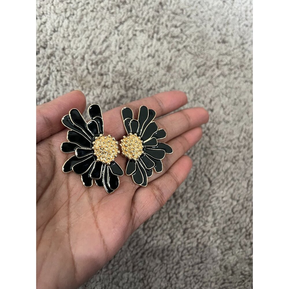 Big Black flower earrings ,black Flower stud  earring gold black earrings large